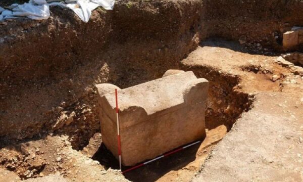 Sarcófago romano de 5 toneladas é encontrado intacto após mais de 1.500 anos