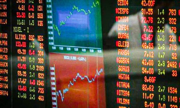 Ibovespa acompanha exterior e sobe 1,9%; dólar recua para R$ 5,06