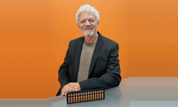 Aos 66 anos, ele lidera a maior ‘academia do cérebro’ do Brasil e mira
