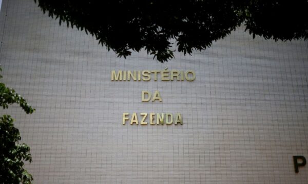Governo incorpora Selic de 14% e aumenta previsão para a inflação de 2026