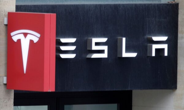 Tesla (TSLA) tem queima de caixa no trimestre por investimentos em IA