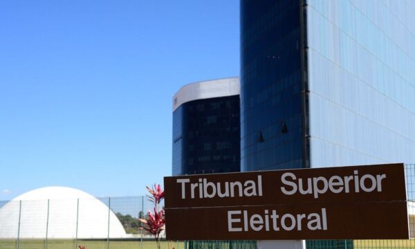 Após falas de Flávio Bolsonaro, TSE fará nova reunião sobre urnas com