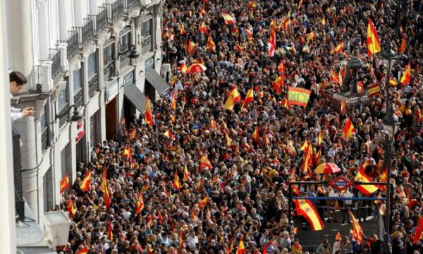 Fonte desaba durante festa pelo título da Espanha; um adolescente morr