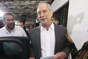 PL aprova apoio a Ciro Gomes após racha entre Flávio e Michelle Bolson