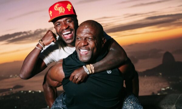 Vini Jr. encontra Terry Crews no Cristo Redentor após meme de ‘As Branquelas’ conquistar a Copa