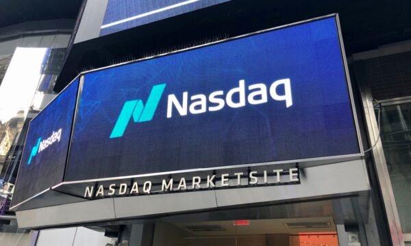 Wall Street fecha em alta com tecnologia, mas Nasdaq derrete 3% e tem