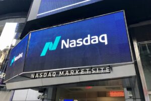 Wall Street fecha sem direção única com venda de chips; Nasdaq despenc