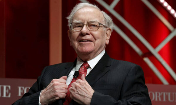 “Você só descobre quem está nadando pelado quando a maré baixa”: o significado da frase de Warren Buffett no mundo dos investimentos