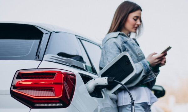 Carros elétricos causam mais enjoo? Ciência explica por que isso acontece
