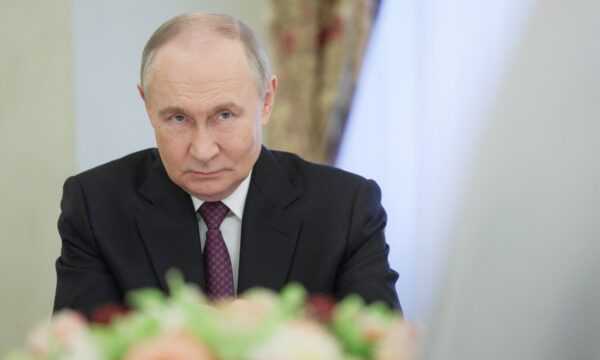 Rússia amplia treinamento militar nas escolas e ensina adolescentes a