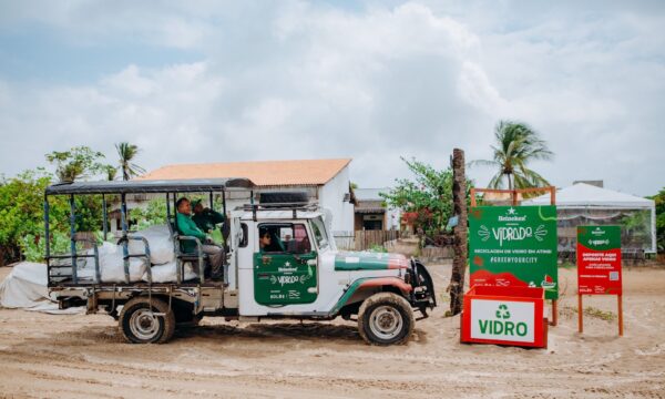 Heineken cria rede para reciclar vidro nos Lençóis Maranhenses e colet