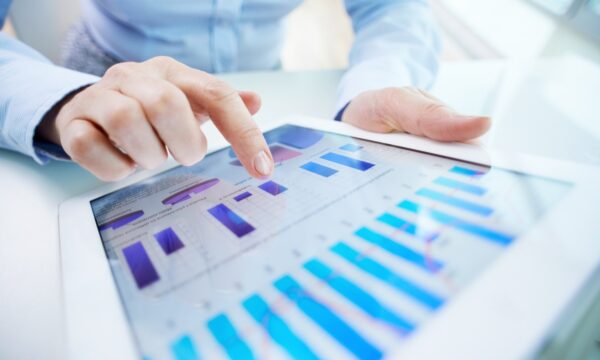8 comandos de inteligência artificial para transformar dados de vendas em relatórios executivos