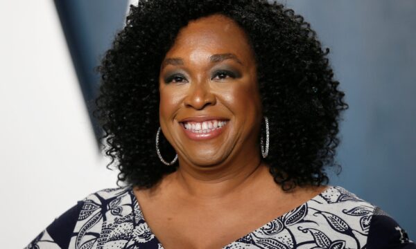 Netflix segura Shonda Rhimes por mais cinco anos — e ‘Bridgerton’ explica o porquê