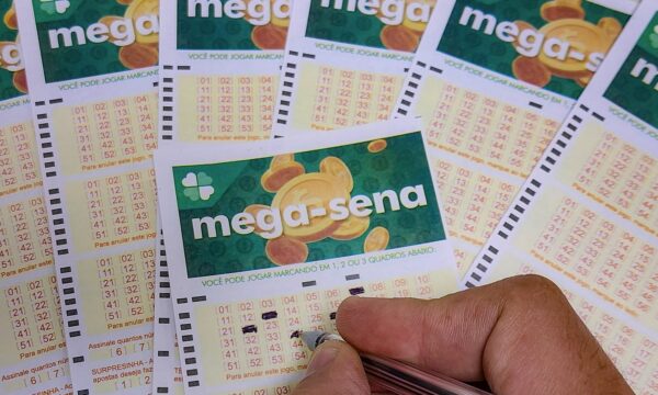 Mega-Sena sorteia dezenas do concurso 3.039; prêmio é de R$ 100 milhões