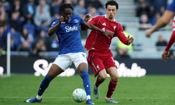 Bezos e Saverin se juntam a consórcio e compram fatia minoritária do Liverpool