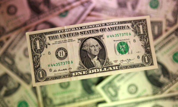 Dólar sobe 2,7% e tem 2ª semana mais forte com eleições e fiscal