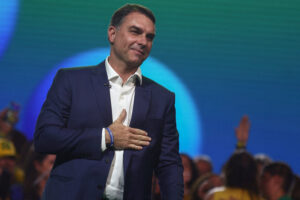 Equipe de Flávio Bolsonaro modula discurso contra Reforma Tributária e
