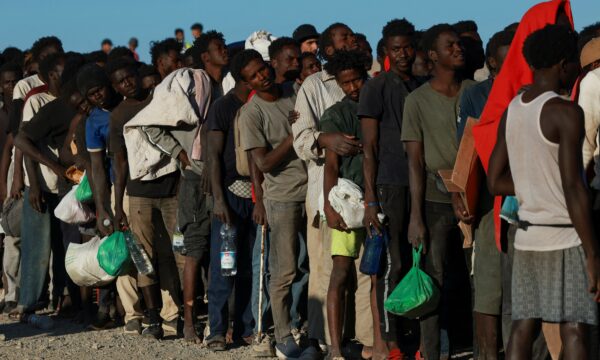UE cobra Meta e TikTok por combate à desinformação após aumento de migrantes em Ceuta