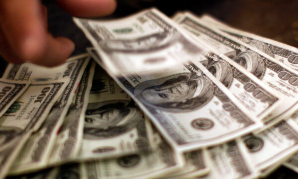 Dólar sobe a R$ 5,22 com Oriente Médio e à espera de ata do Fed