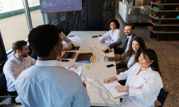 Reuniões mais produtivas? Estas IAs transformam conversas em planos de ação