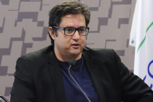‘Pai do RenovaBio’ rebate fala de Flávio Bolsonaro sobre etanol: ‘Defe