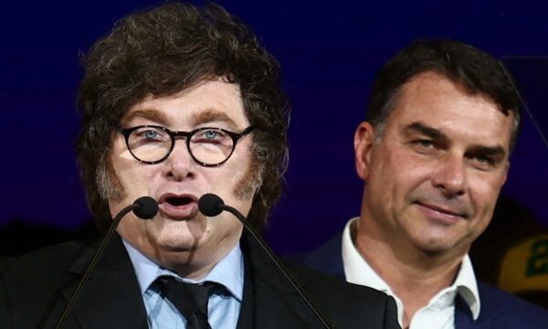 Flávio Bolsonaro minimiza problemas com Michelle e prega 'união'