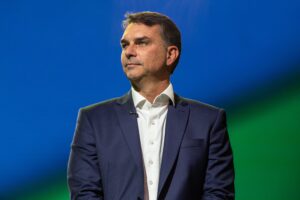 Convenção do PL em Santa Catarina tem críticas de Flávio e Carlos Bolsonaro ao STF