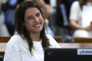 Governadora Raquel Lyra (PSD) exalta parceria com Lula, mas evita decl