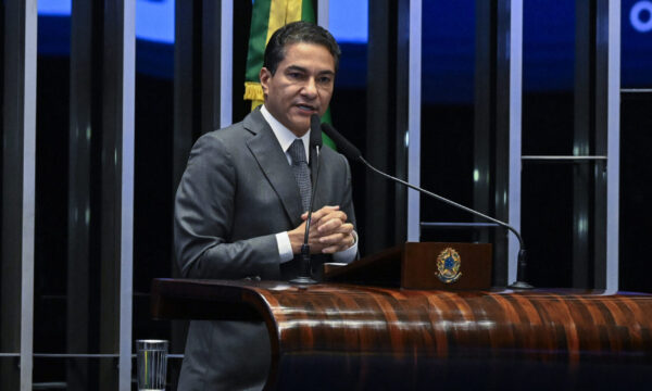 Flávio Bolsonaro conseguirá vice no PL, diz presidente do Republicanos