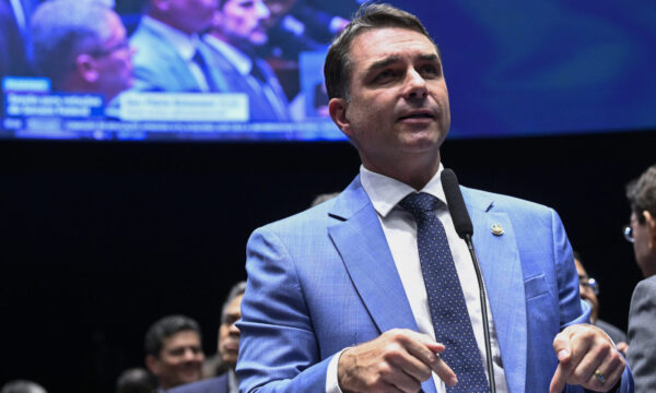 Flávio Bolsonaro diz que aceitará o resultado das urnas, mas critica TSE por eleições de 2022