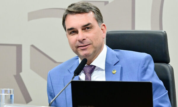 Flávio Bolsonaro defende ‘gatilho fiscal’ atrelado à dívida pública para cortar despesas
