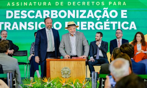 Lula assina o pacote da transição, mas o corte de carbono depende do que vem depois