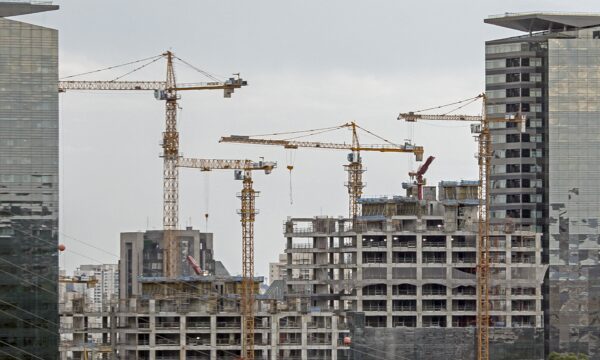 Inflação da construção acelera no mundo, mas cai no Brasil, mostra pesquisa