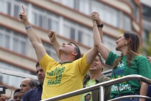 Flávio inicia campanha em Copacabana e chama Lula de ‘caloteiro da esp
