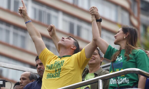 Flávio inicia campanha em Copacabana e chama Lula de ‘caloteiro da esperança’