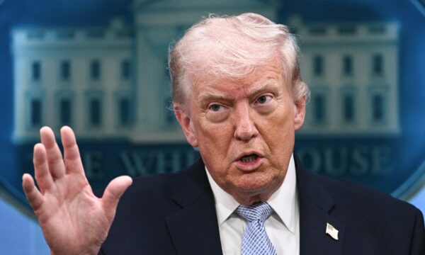 Trump confirma troca secreta de avião após ameaça de segurança na Turquia