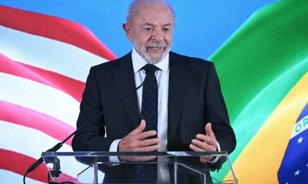 Lula diz que filho deve se defender de acusações