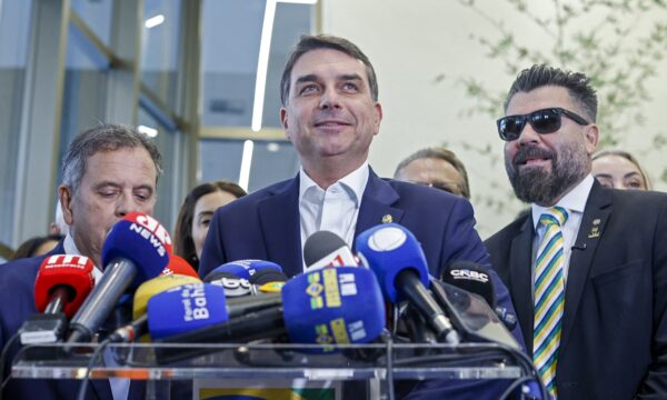 ‘Queremos a aprovação no início do governo’, diz campanha de Flávio so