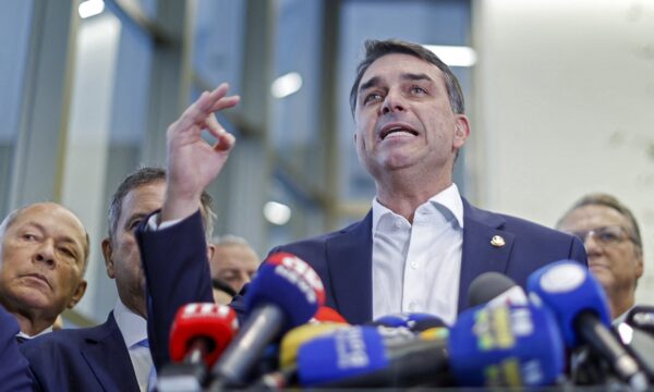 ‘Sistema vai tentar de tudo para me parar’, diz Flávio Bolsonaro após