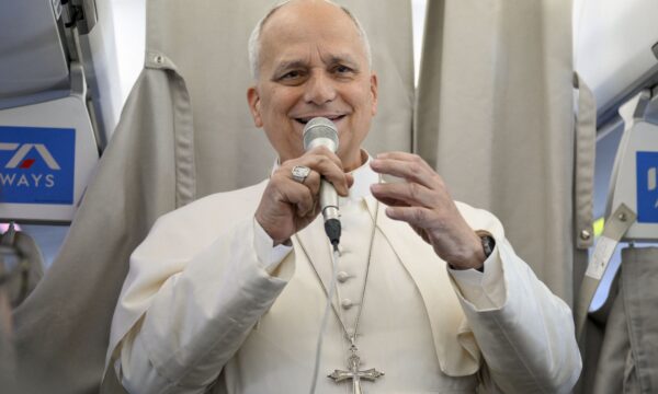 O costureiro que vestiu três papas