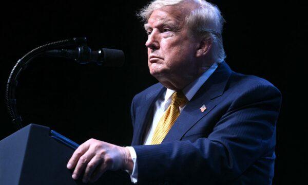 Com Ormuz travado, Trump diz não ter pressa para retomar negociações c