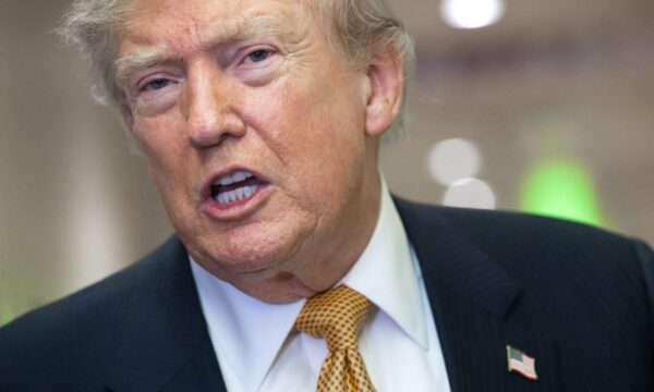 Irã deverá escolher entre ‘acordo ou rendição total’, diz Trump