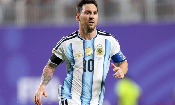 Em carta aberta, Messi diz que pensa em parar de jogar após morte do p