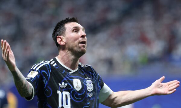‘Controle o Paredes’: Fifa revela conversa de árbitro com Messi na fin