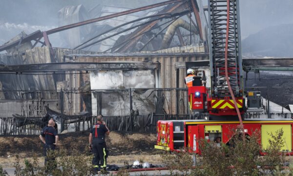 França confina 30 mil pessoas devido à fumaça tóxica de incêndio