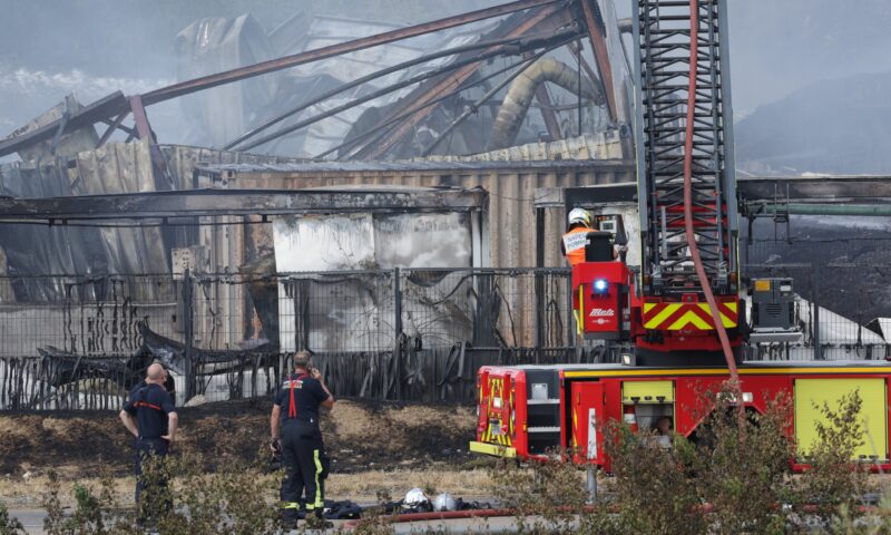 França confina 30 mil pessoas devido à fumaça tóxica de incêndio