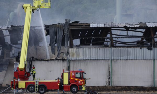 França encerra confinamento de 30 mil moradores após incêndio em depós