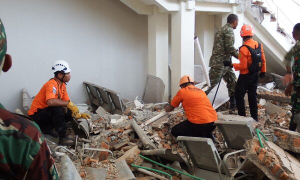 Terremoto de magnitude 7,7 deixa 38 mortos na Indonésia