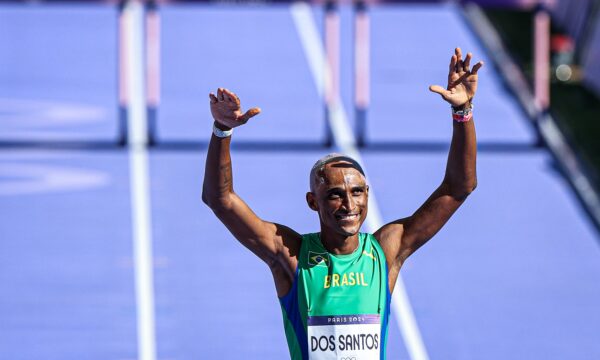 Alison dos Santos bate recorde mundial dos 400m com barreiras na Diamo