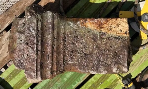Seca em rio revela altar romano dedicado ao deus do trovão na Europa